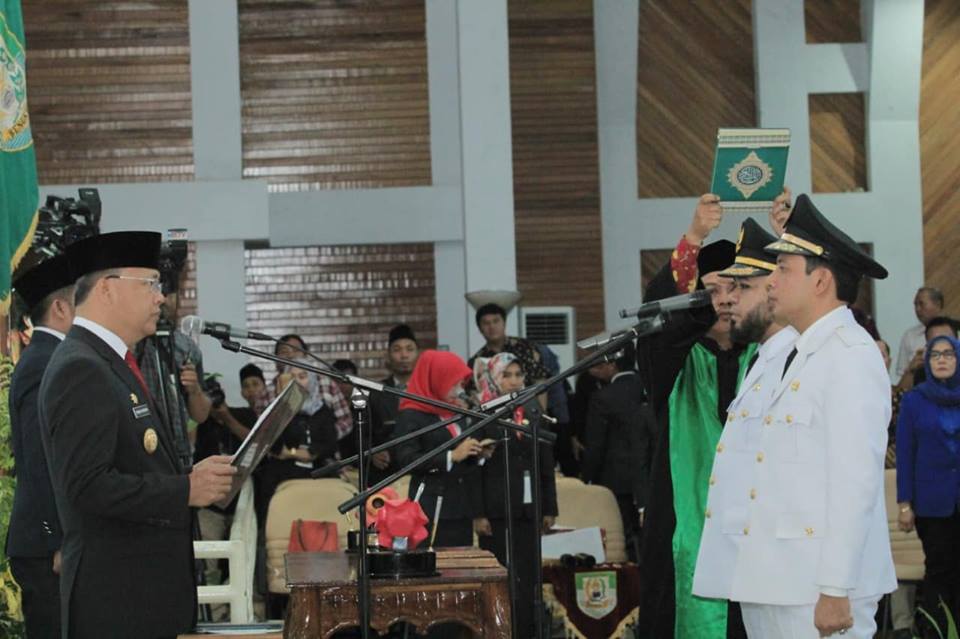 Plt Gubernur Bengkulu Rohidin Mersyah Melantik Walikota dan Wakil Walikota Bengkulu Periode 2018-2023 di Gedung Serbaguna Pemerintah Provinsi Bengkulu Senin (24-09-2018).
