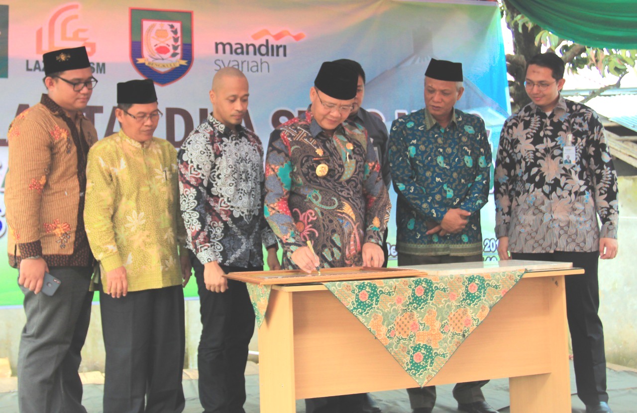 ​​​​Gubernur Bengkulu Rohidin Mersyah meresmikan Gedung Lantai II STIES NU dan Masjid Baitul Salam Munawaroh (BSM) di Sukarami kota Bengkulu, Selasa(23/4/2019).