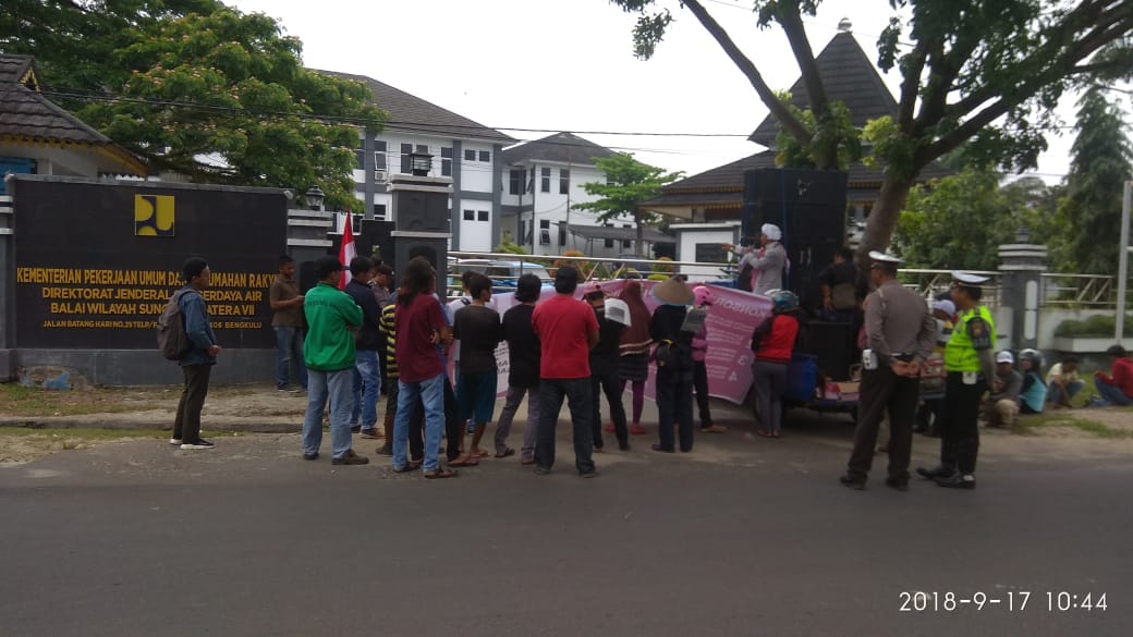Massa Tuntut Kepala Balai Sumatra VII Mundur