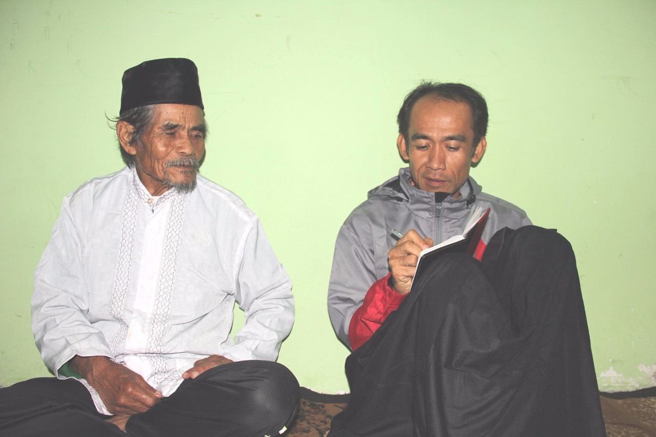 Pak Oyib (Kiri Berpeci) Bersama Erwin S Basrin Direktur Eksekutif Akar Foundation/Dok : Akar Foundation