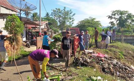 Warga Kelurahan Lubuk Kebur Kecamatan Seluma Bergotong-Royong membersihkan sampah dan semak belukar yang mengotori saluran irigasi Bendung Seluma, Jumat (05/04/2019).