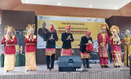 Tarian Bimbang Ulu kesenian dan budaya asli dari Kabupaten Seluma di TMII Jakarta.