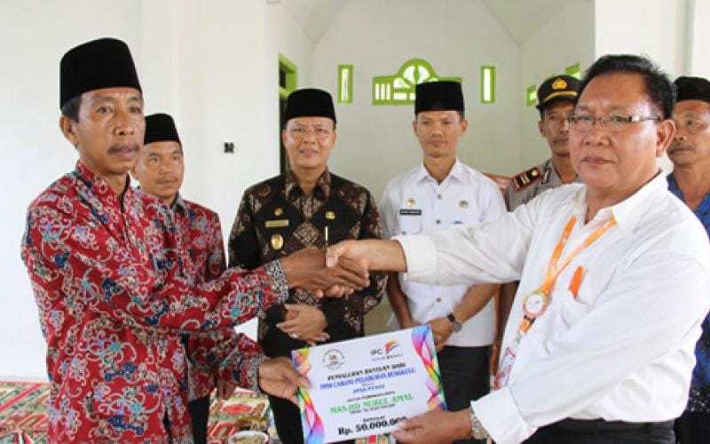 Pelindo II Bengkulu Bantu Masjid Nurul Amal Rp 50 Juta
