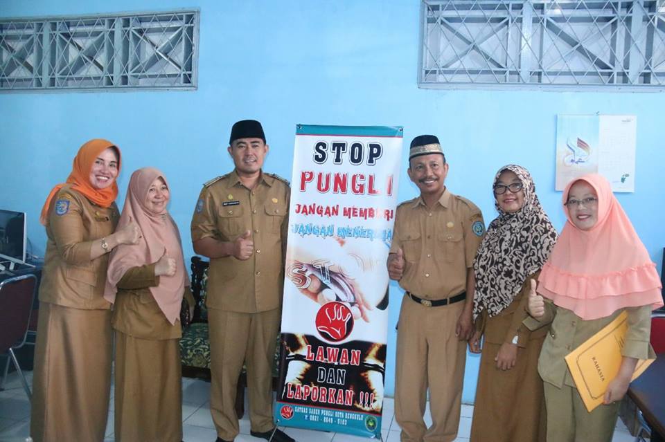 Inspektorat Kota Bengkulu Pasang Banner Anti Pungli
