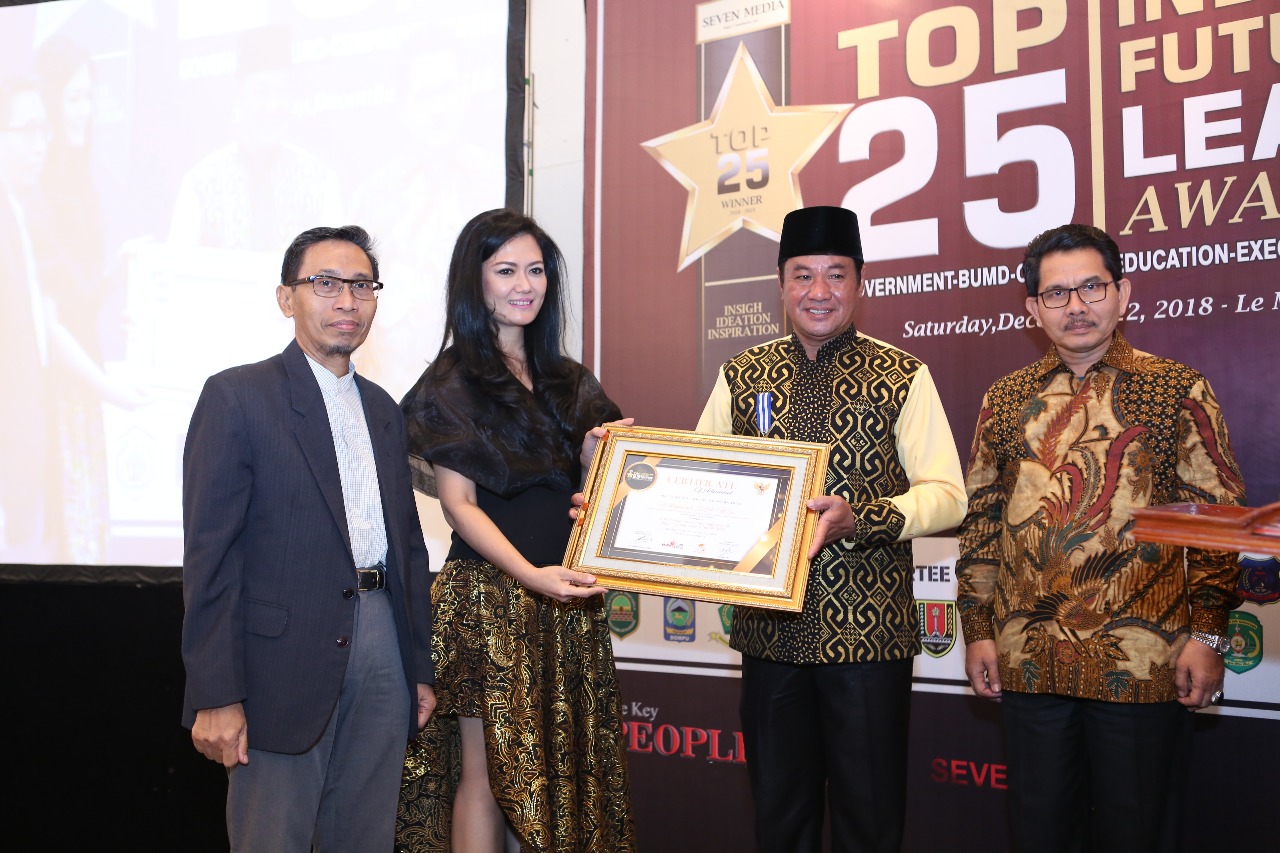 Bupati Lebong Dianugrahi Penghargaan Pemimpin Masa Depan Terbaik