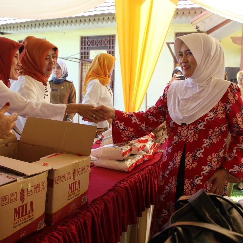 Jelang Lebaran,BKOW Provinsi Gelar Pasar Murah dan Bakti Sosial
