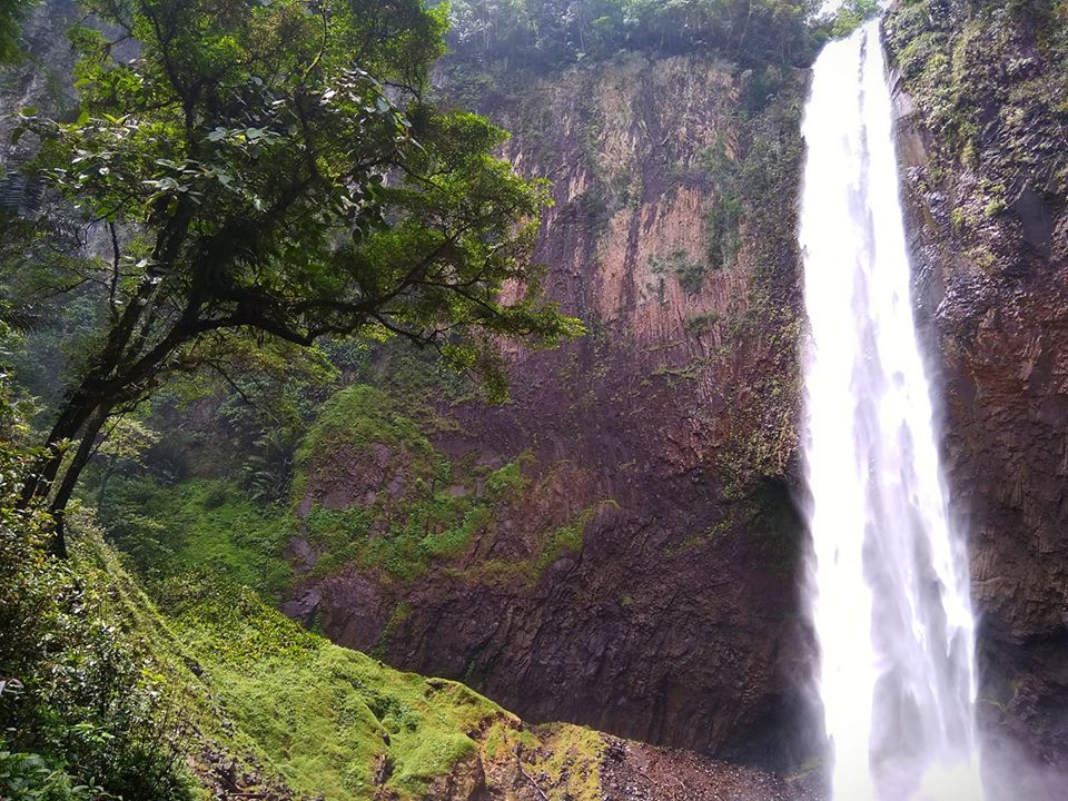 Indahnya Air Terjun Mandi Angin Desa Air Berau