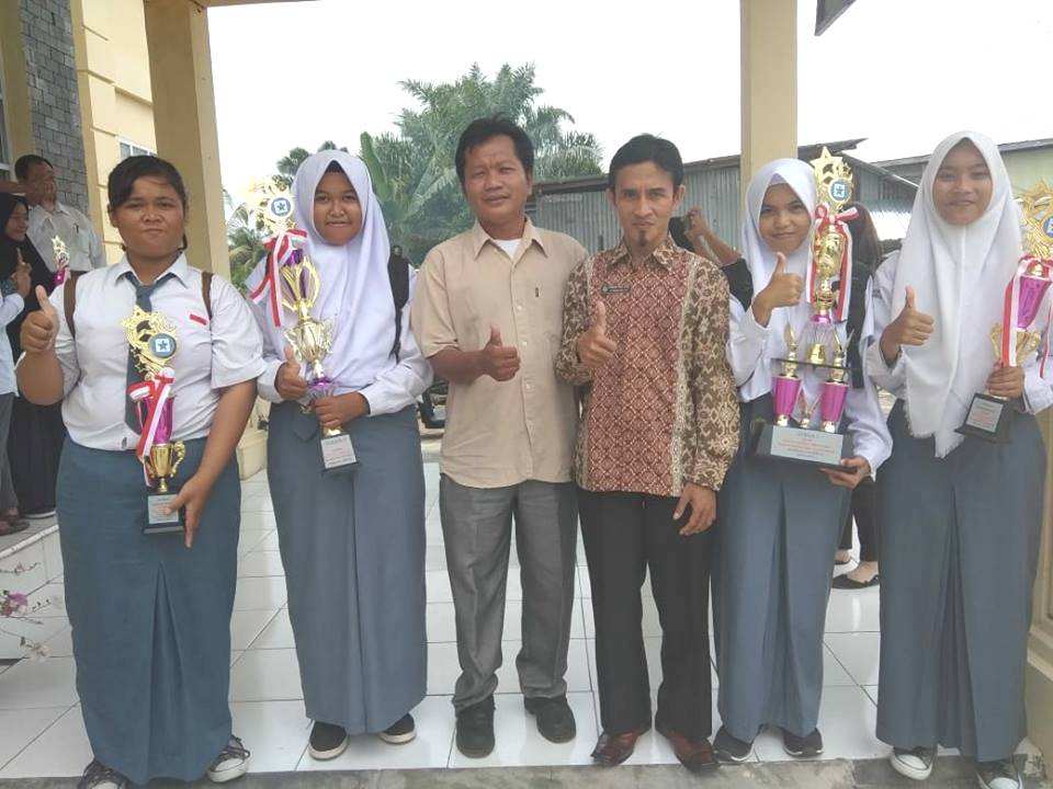 Anisa Siswi SMAN 08 MM Raih Juara 1 lomba Penulisan Artikel