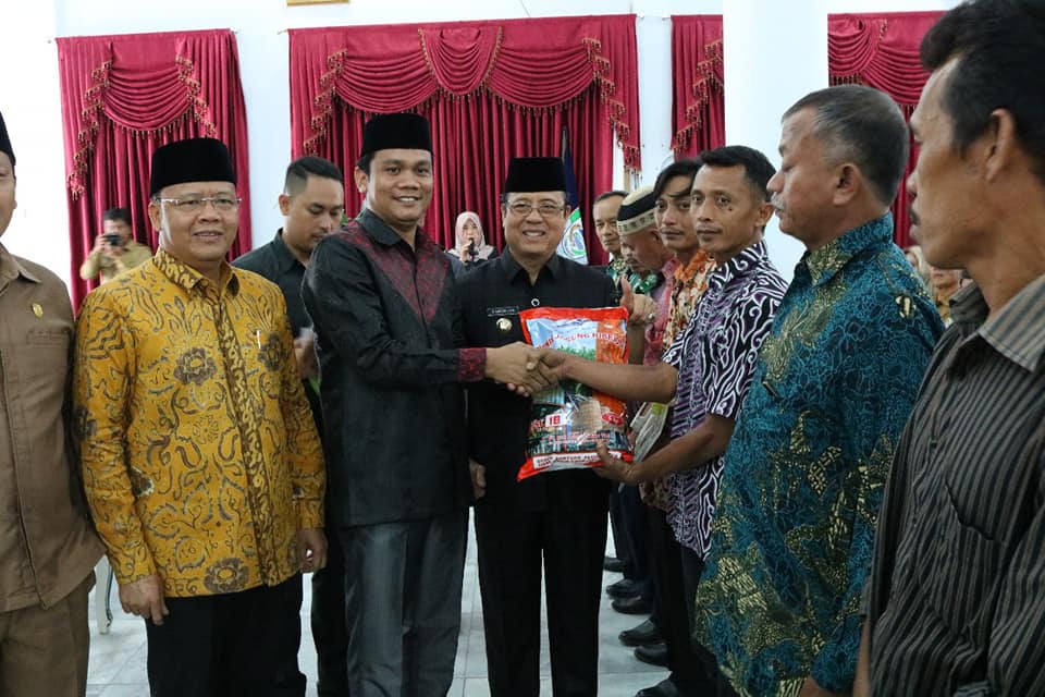 Pemprov Serahkan  Bantuan Alsintan Kepada Kelompok Tani Di Seluma