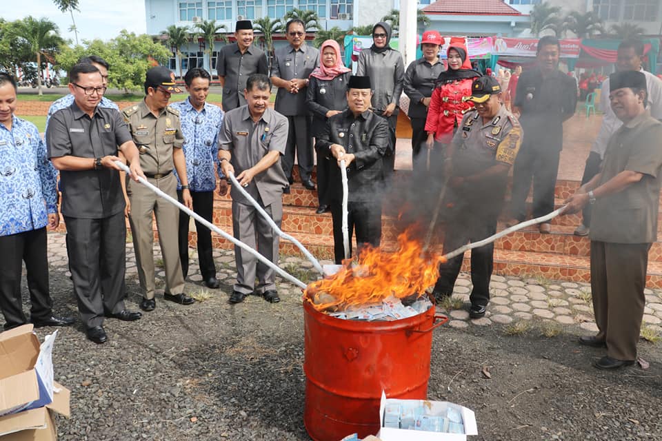 12.298 Keping E-KTP Invalid Dibakar