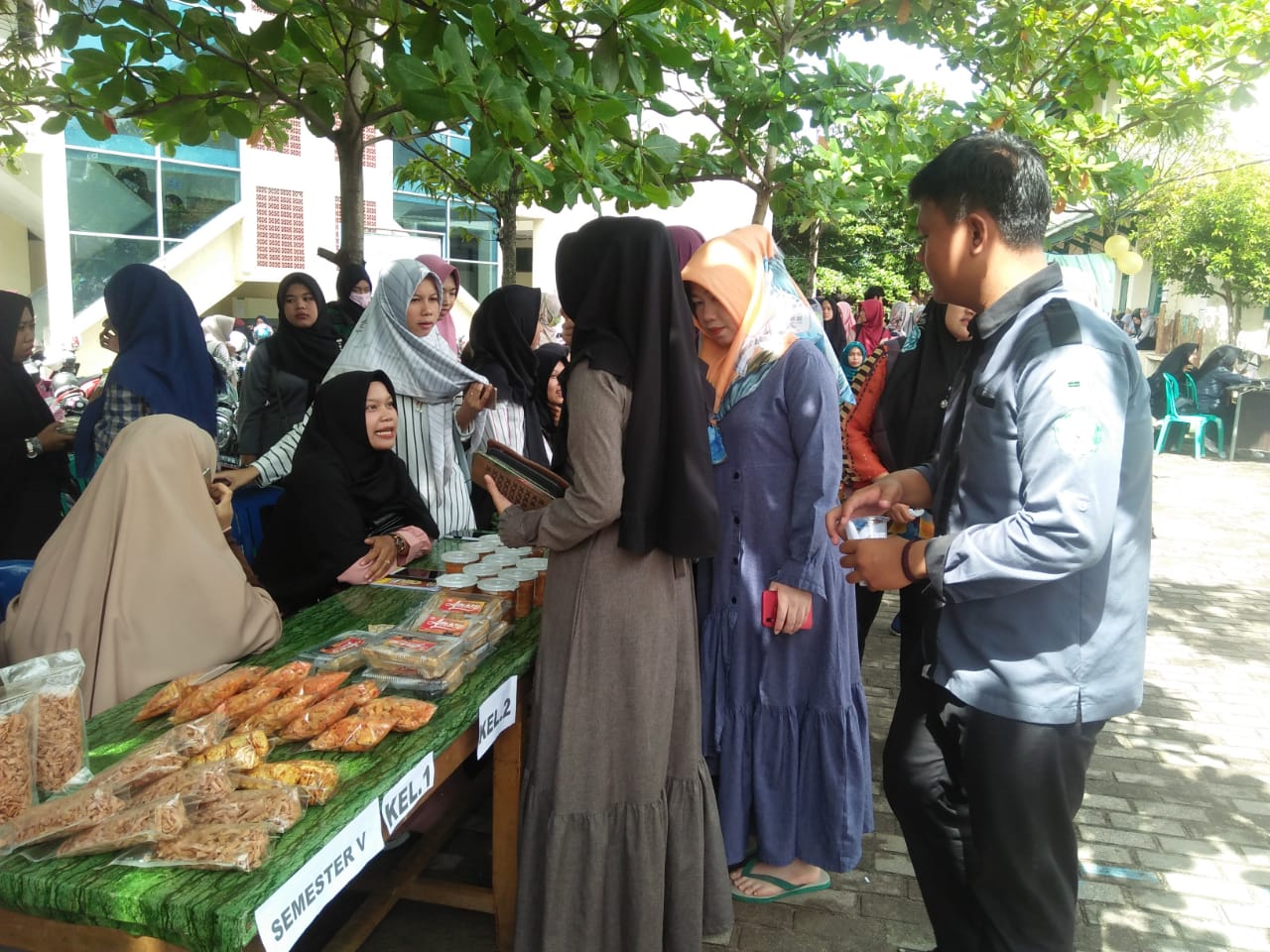 Mahasiswa UMB Buka Bazaar Ekonomi Kreatif