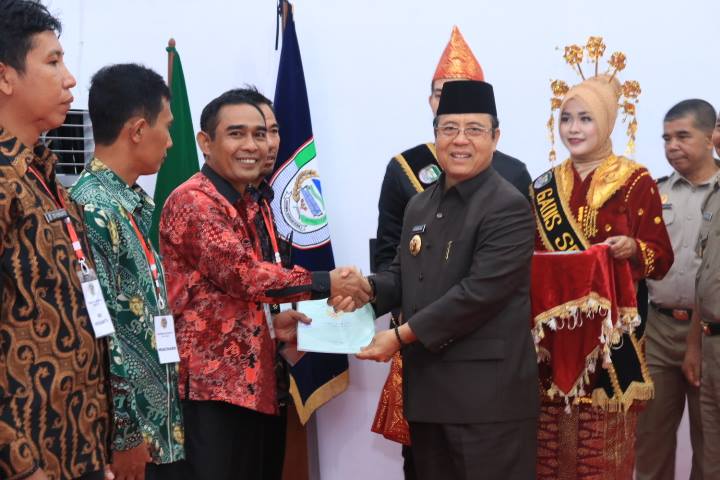 Bupati Seluma Serahkan Sertifikat Tanah Program PTSL