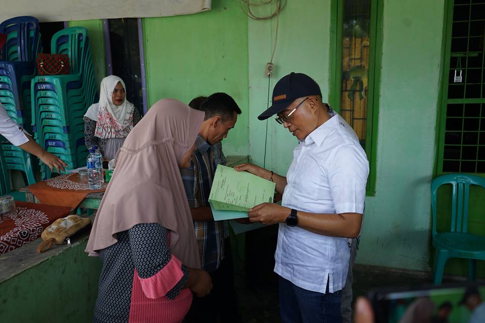 Plt Bupati Gusnan Bagikan Sertifikat Program PTSL