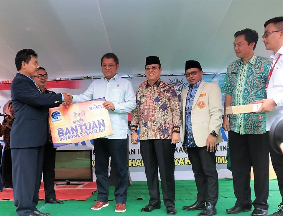 Kunjungi Seluma, Menkominfo Serahkan Bantuan Internet