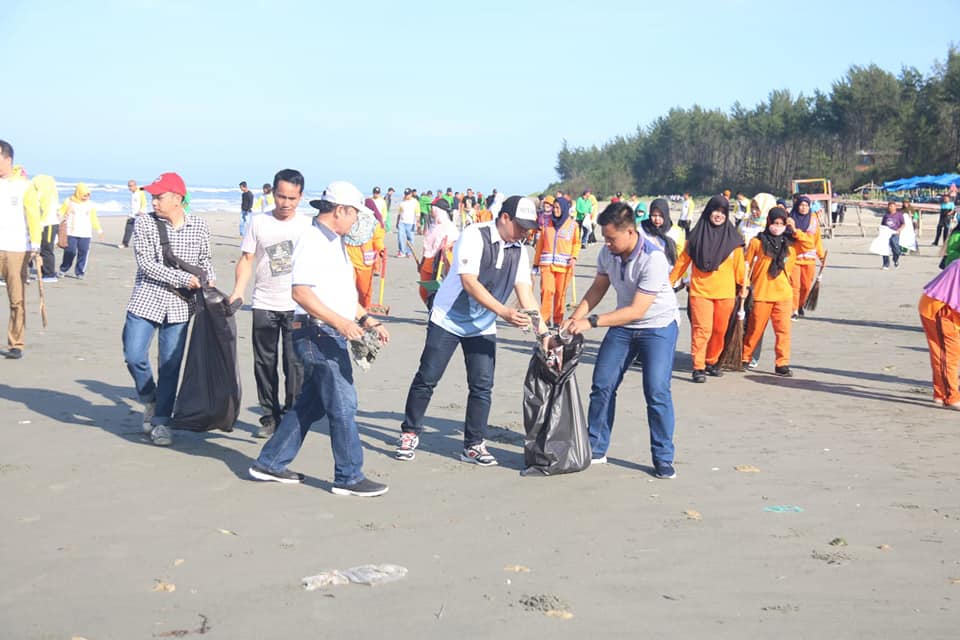 Peringati Hari Peduli Sampah Nasional, ASN Pemkot Bersihkan Pantai Panjang
