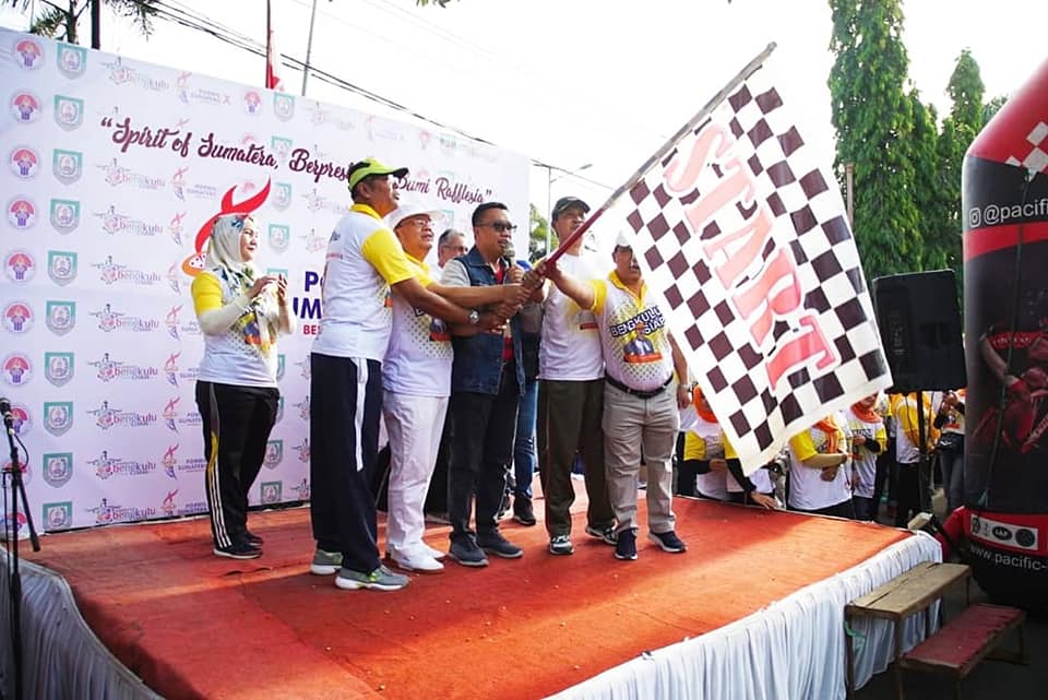 Lepas Jalan Sehat, Menpora Ajak Warga Bengkulu Untuk Hidup Sehat