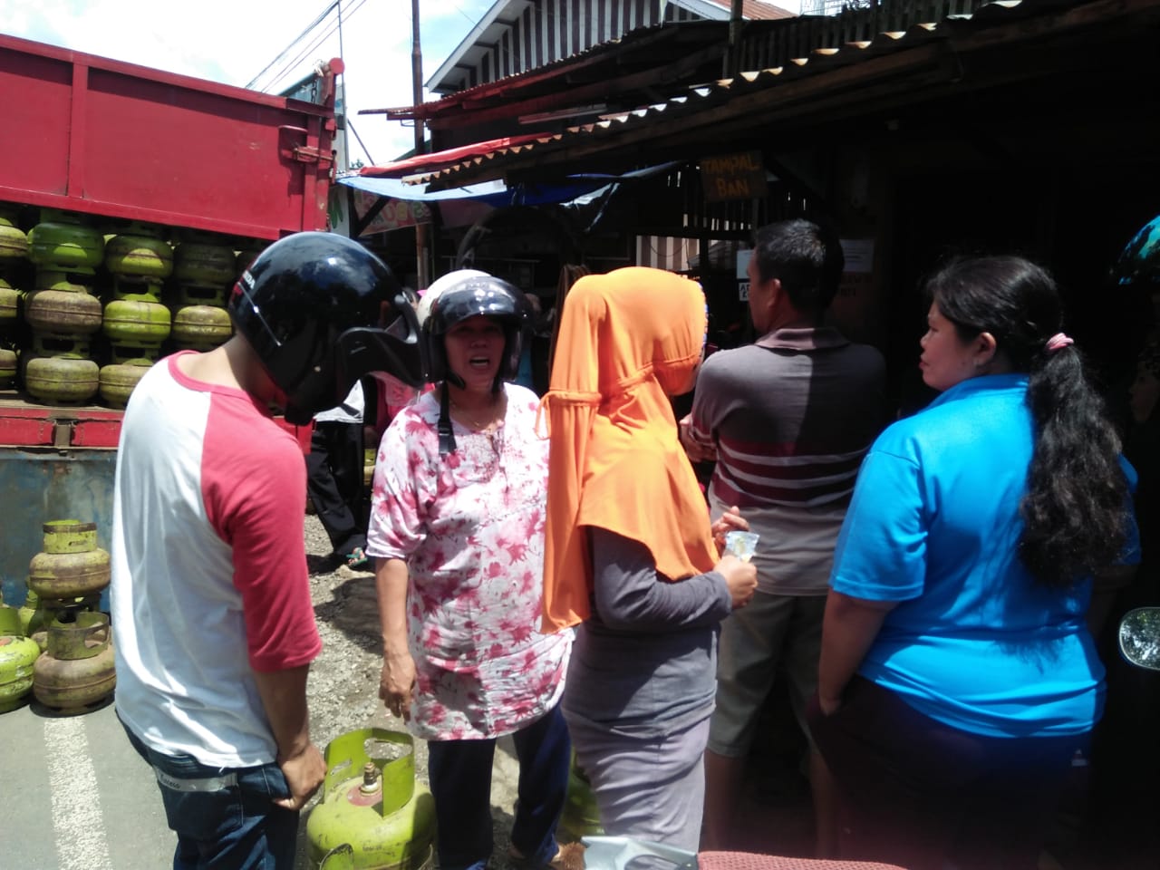 Stok LPG Habis, Warga Masih Rela Mengantri