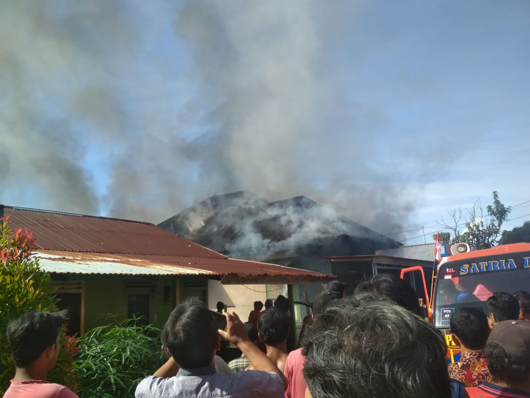 Rumah Terbakar, Pemilik Terjatuh Pingsan