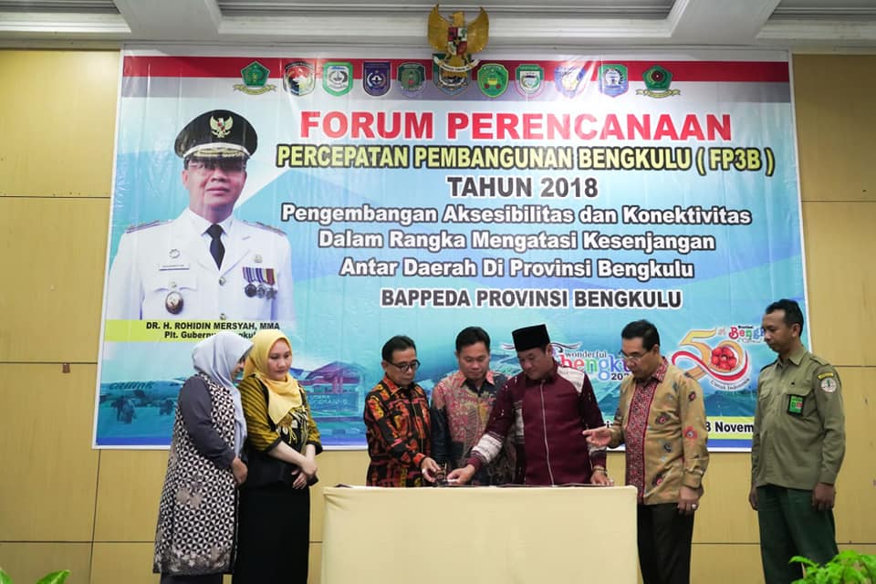 Bangun Jalan Baru Lintas Tengah, 4 Bupati Teken MoU