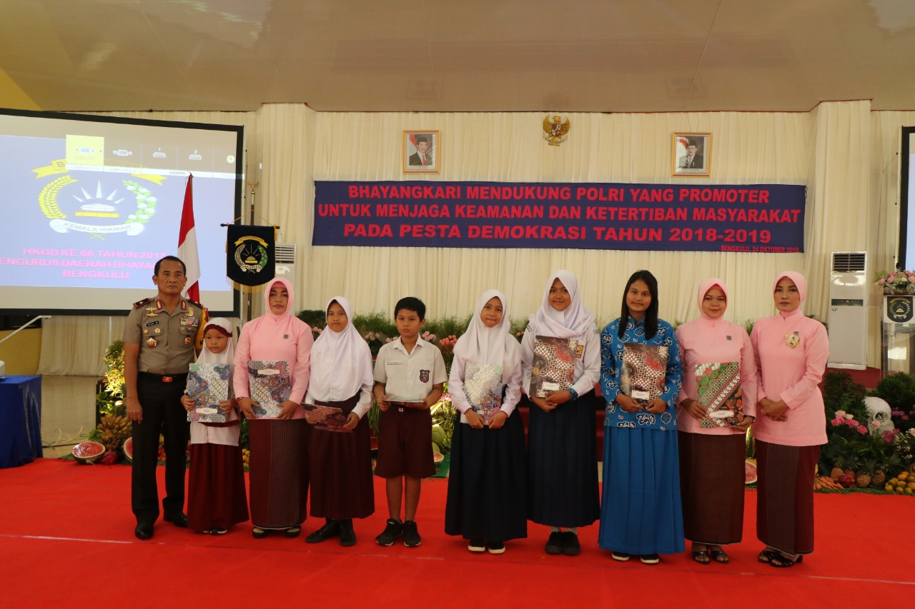 Syukuran HUT HKGB Ke-66, Bhayangkari Berikan Beasiswa