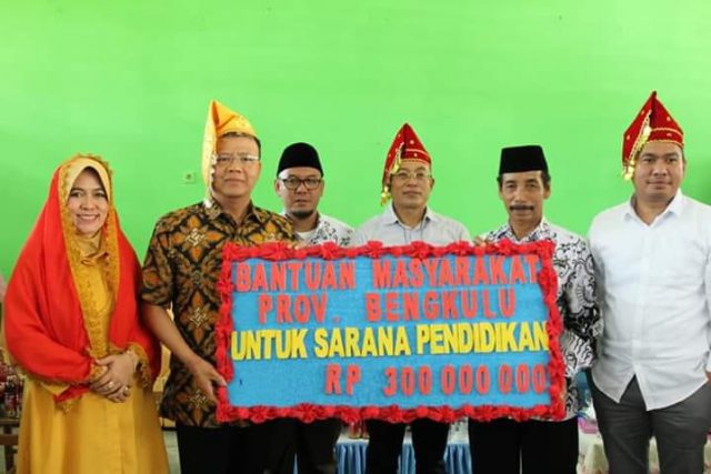 Plt Bupati BS Serahkan Bantuan Bencana Palu