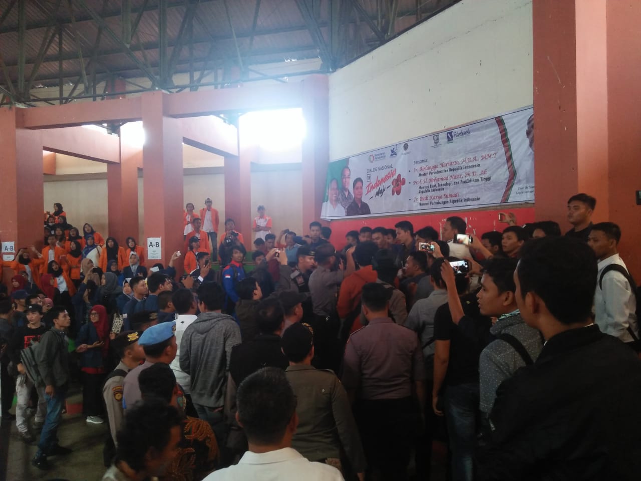 Dialog Ricuh, 3 Menteri Jokowi Dibingkisi Kaki Ayam