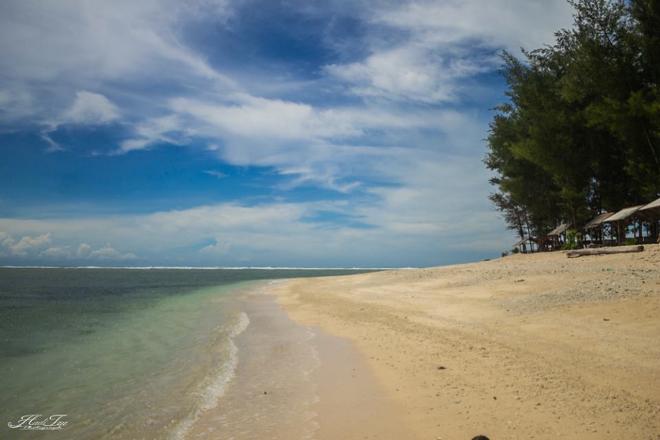 Menikmati Keindahan Pantai Way Hawang yang Berhias Batu Jung