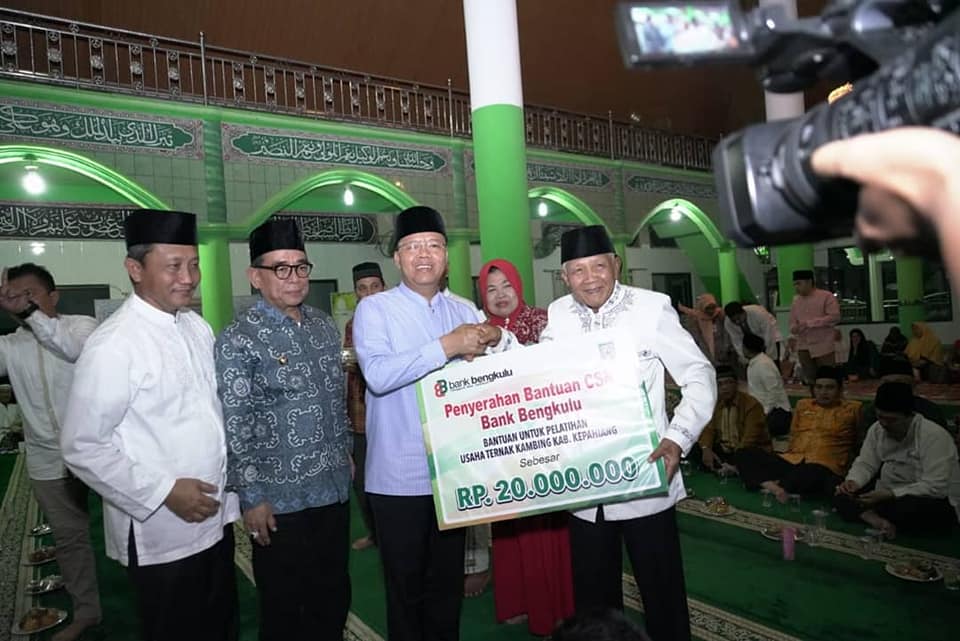 Bank Bengkulu Bersama Gubernur Serahkan Bantuan CSR