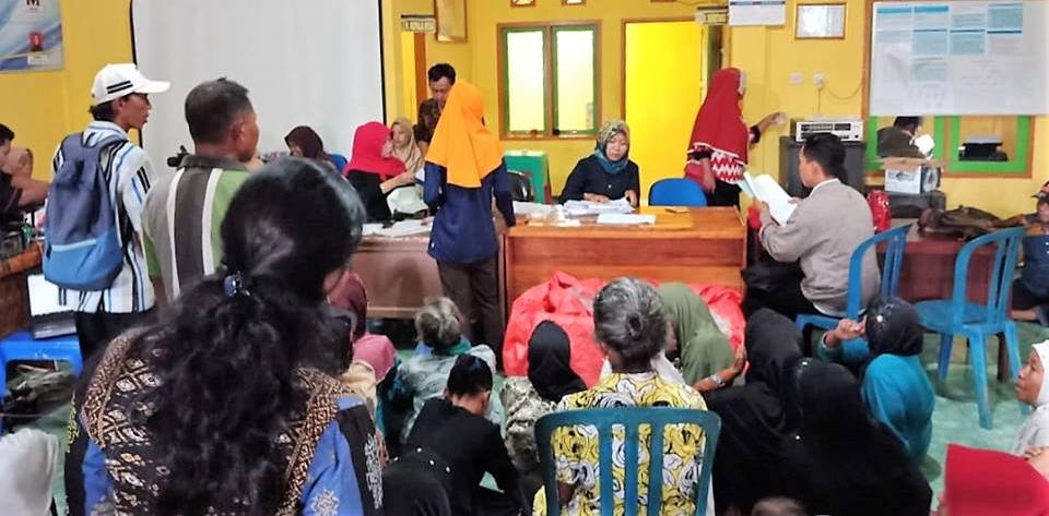 Dukcapil Seluma Jemput Bola Layani Warga Rekam E-KTP