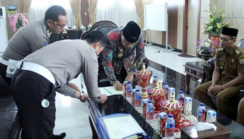 Maksimalkan Pelayanan Pajak, Gubernur Teken MoU Aplikasi Samsat Online