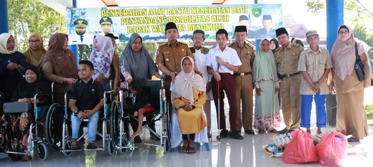 Pemkot Bengkulu Serahkan Bantuan Untuk Lansia dan Disabilitas