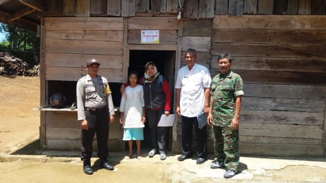 Pemkab Terus Pasang Stiker Tanda Penerima Bansos