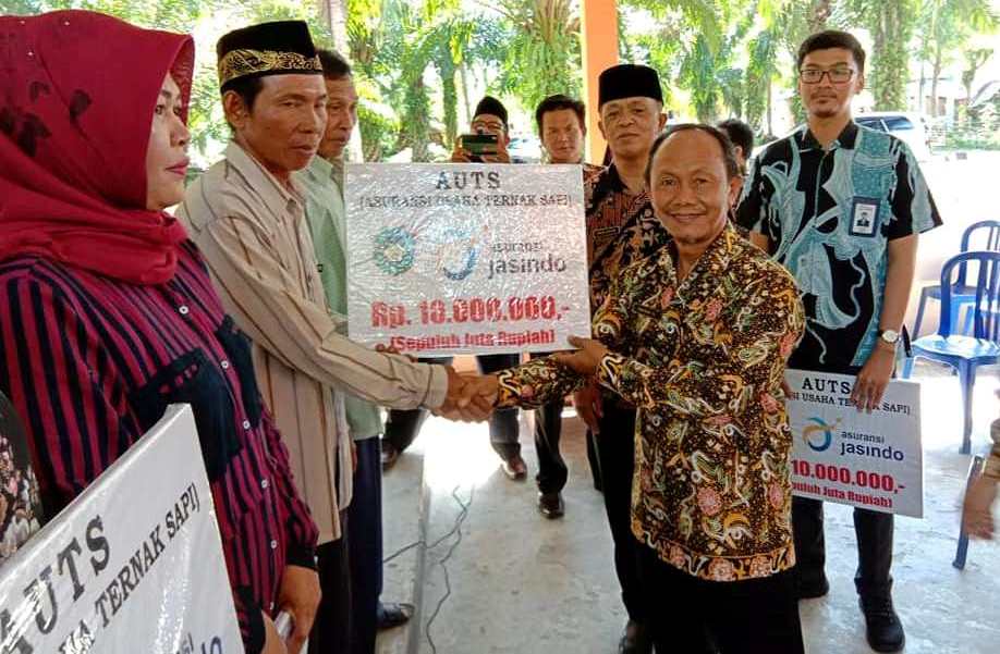 Pemkab BS Serahkan Klaim Asuransi Ternak Sapi