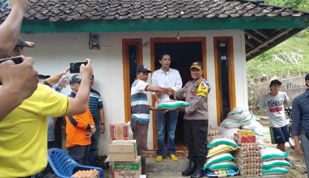 Bupati dan Kapolres Kaur Bantu Korban Banjir