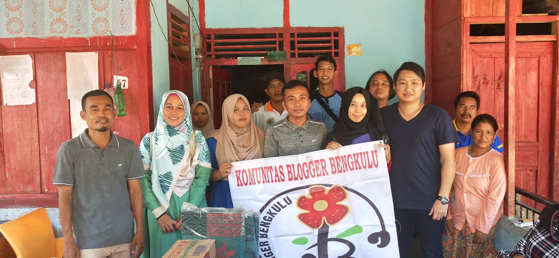 Blogger Bengkulu Salurkan Donasi Kepada Masyarakat Benteng