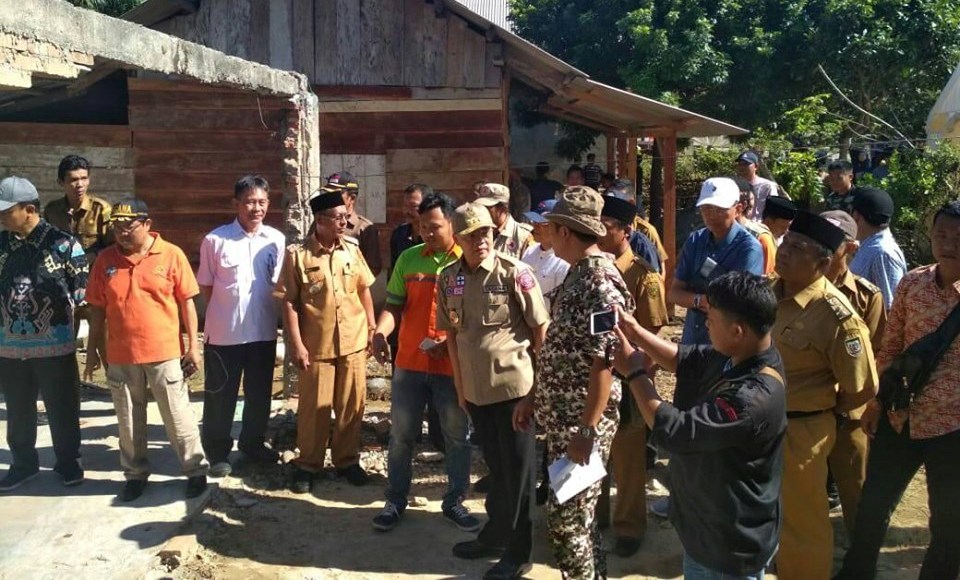 Gubernur Tinjau dan Bantu Korban Banjir di Desa Ketaping Bengkulu Selatan