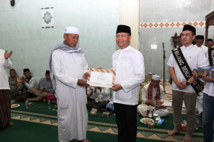 Safari Ramadhan di Lebong, Gubernur Berikan Bantuan Masjid 100 Juta Rupiah