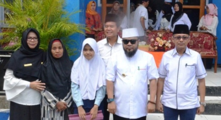 Orang Tua Peraih Nilai UN Tertinggi Diberangkatkan Umrah