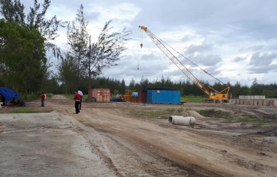 Terekam Warga, Pekerja Asing Teluk Sepang Sembunyi di Semak-Semak Saat Razia Imigrasi