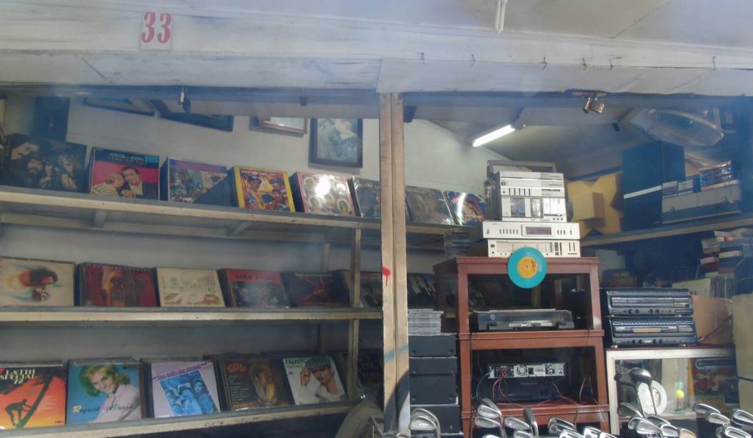 Yuk Berburu Piringan Hitam di Pasar Antik