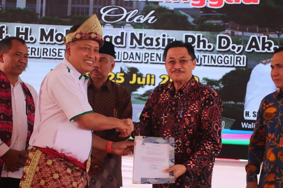 Menristekdikti Serahkan SK Pendirian Universitas Pat Petulai