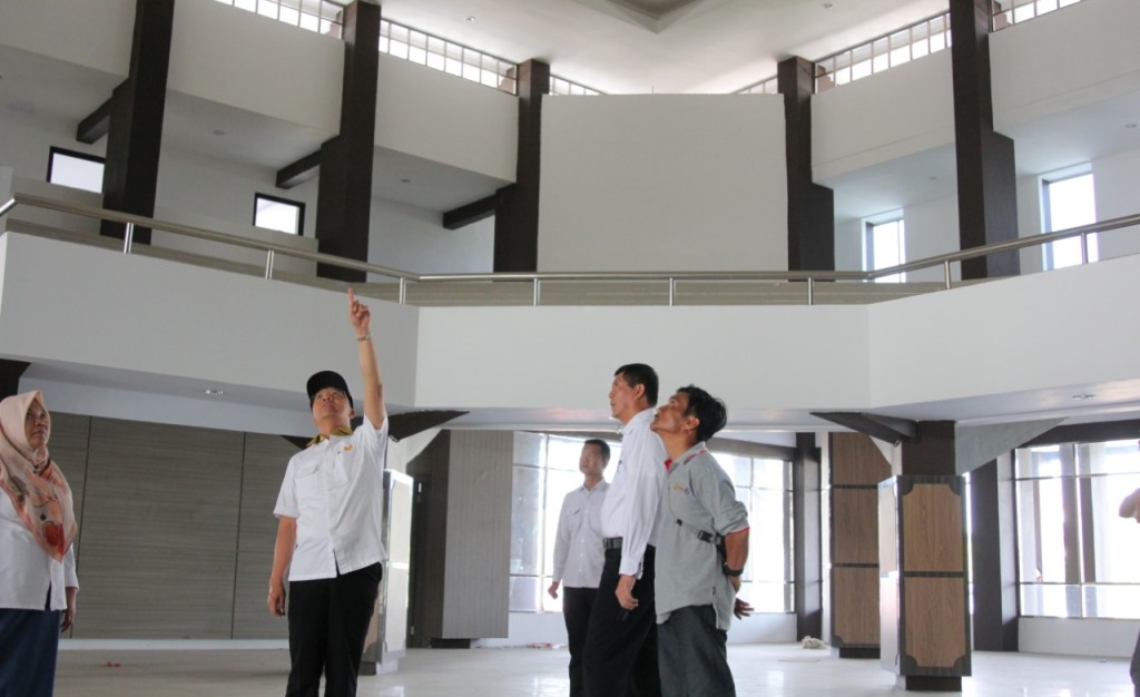 Sidak Proyek Balai Buntar, Gubernur Ingatkan Kontraktor