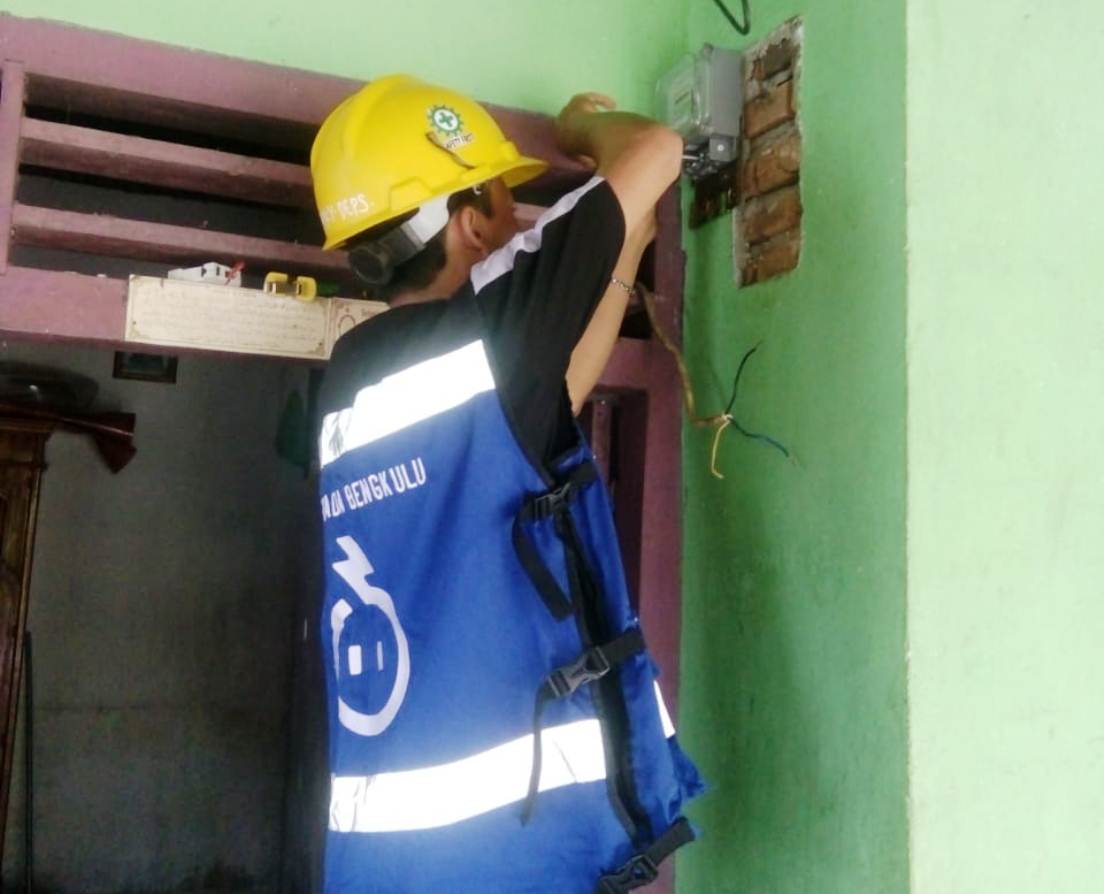 Tingkatkan Kualitas Pelayanan, PLN Ganti Meteran Listrik Warga yang Rusak