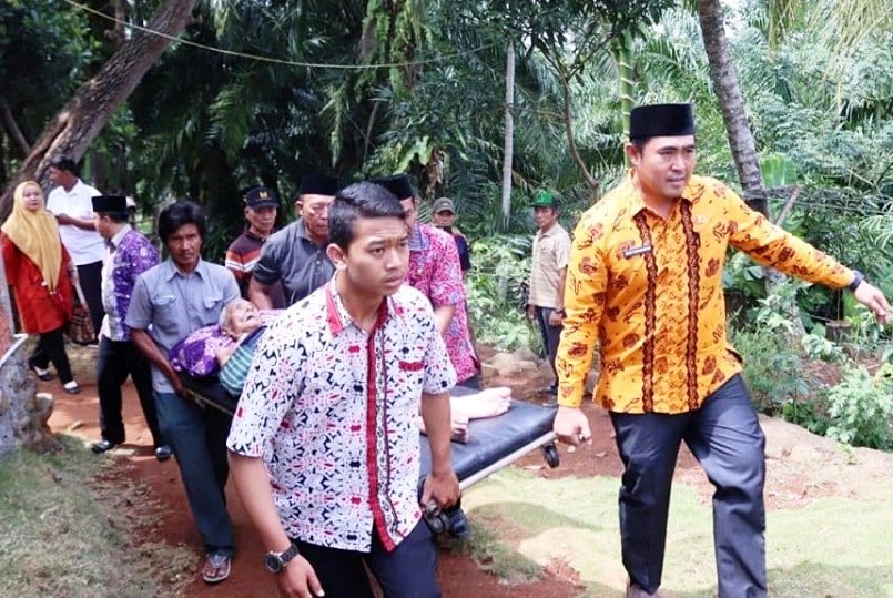 Lagi, Walikota Helmi Jemput Warganya yang Sakit