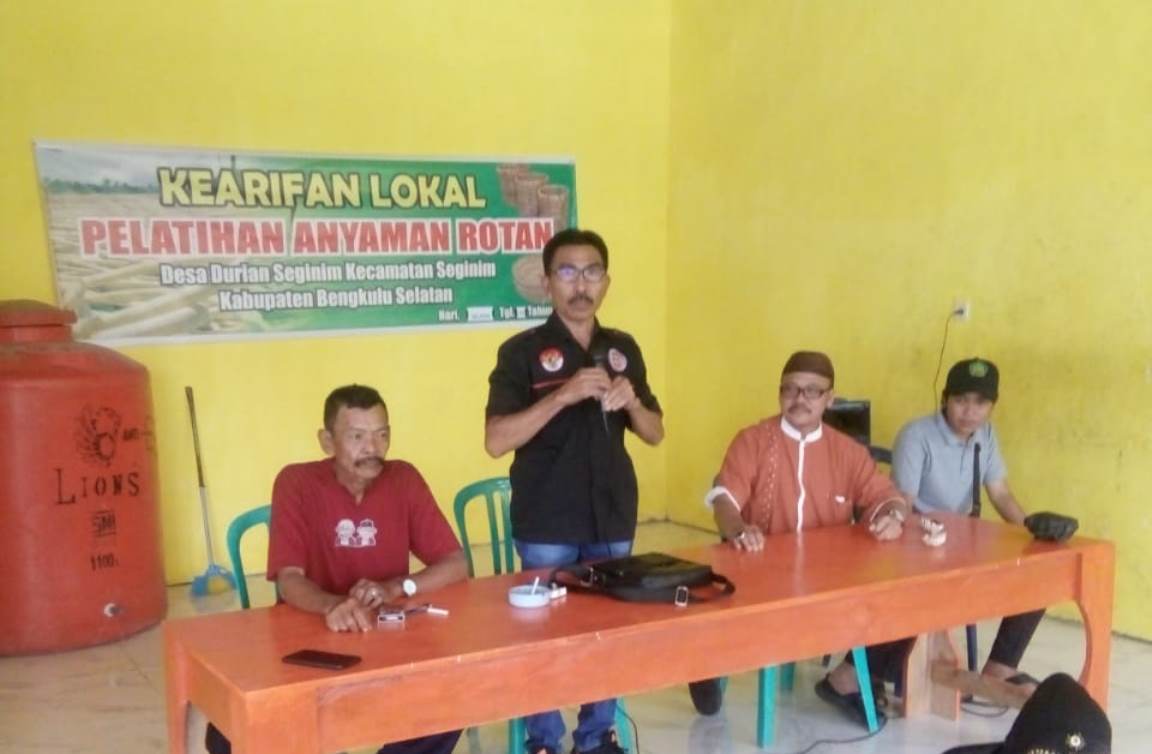 Inovasi Desa, Pemdes Durian Seginim Fasilitasi Pelatihan Kerajinan Anyaman Rotan