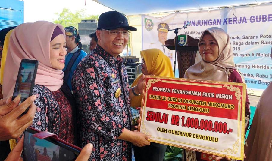 Kunker ke Mukomuko, Gubernur Rohidin Serahkan Bantuan KUBE