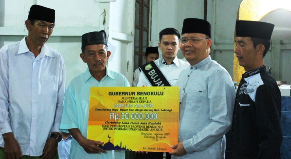 Gubernur Rohidin Bantu Pembangunan Dua Masjid di Lebong