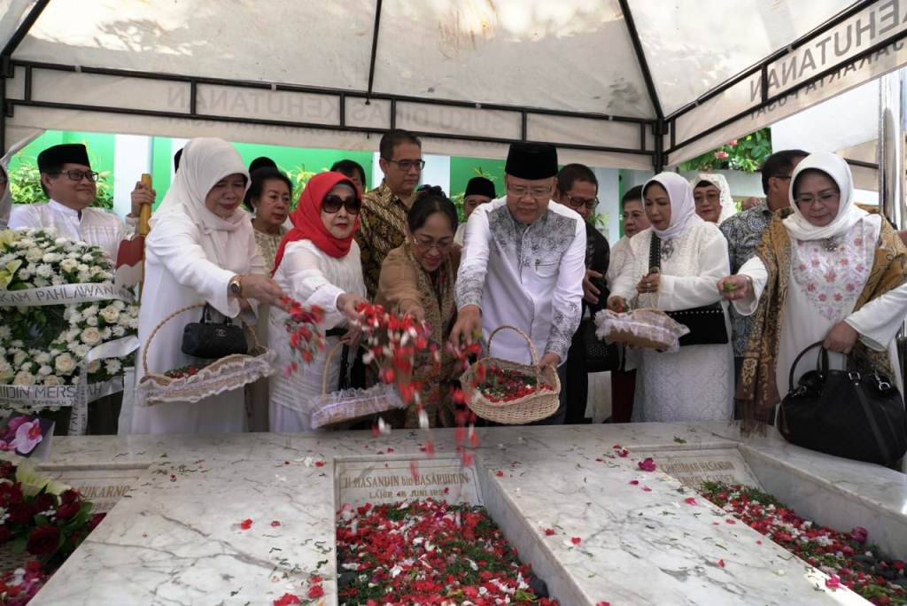 Gubernur Rohidin  Ziarah ke Makam Fatmawati