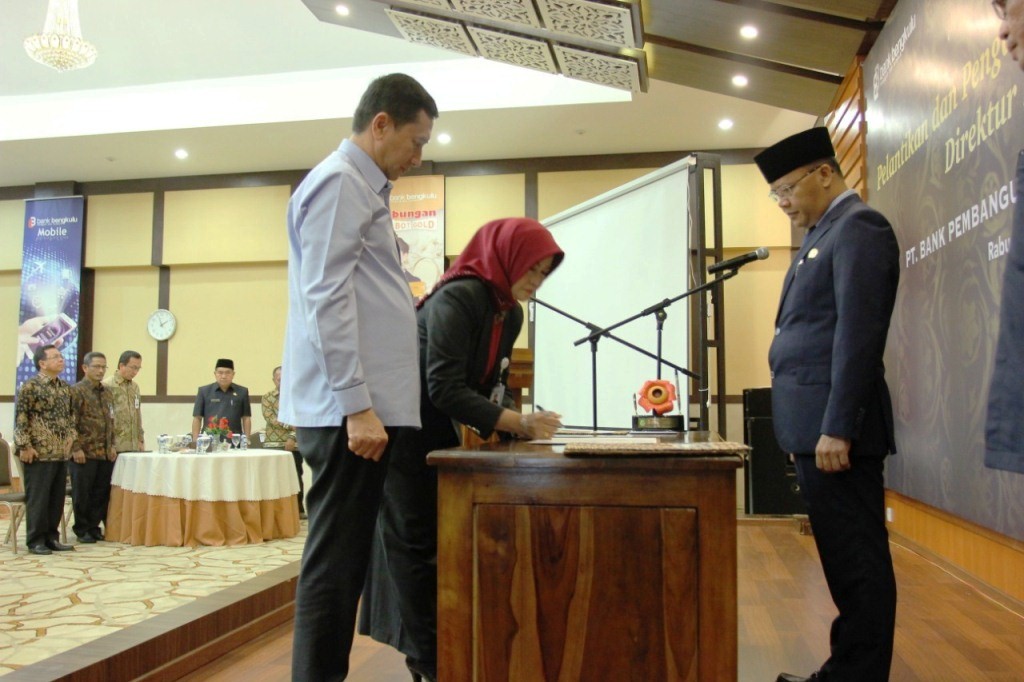 Lantik Direktur Kepatuhan, Ini Pesan Gubernur Rohidin untuk Bank Bengkulu