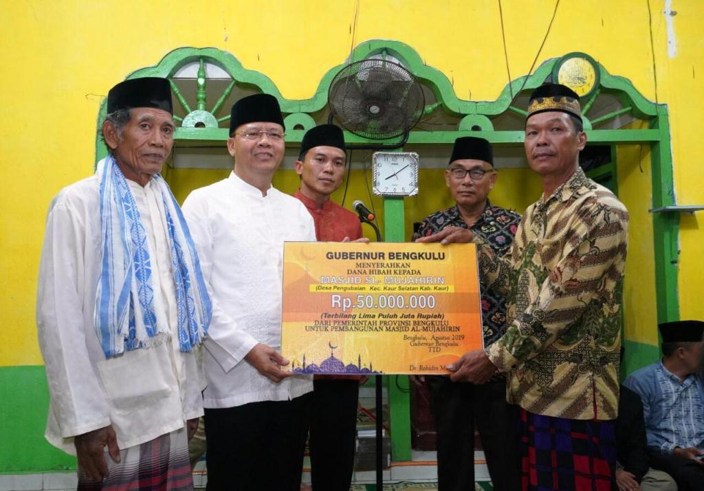 Kunker ke Kaur, Gubernur Rohidin Serahkan Bantuan Pembangunan Masjid
